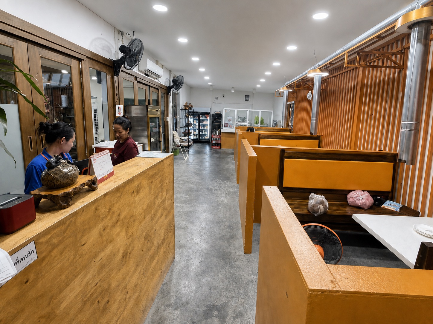 清迈总店木质柜台与铜锅餐位